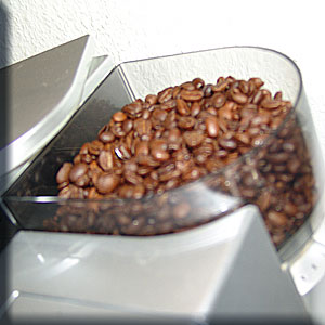 gefüllter Kaffeebohnenbehälter eines Kaffeevollautomaten